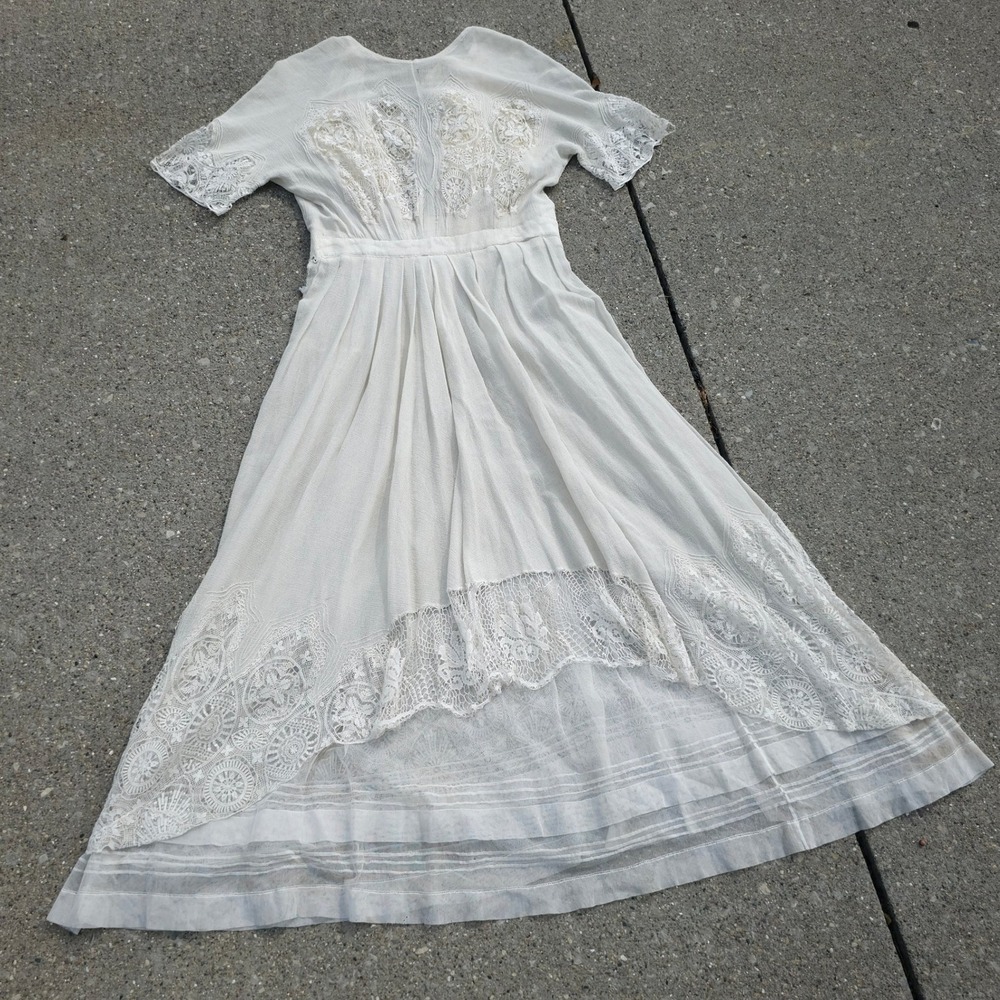 Antique 1900s Edwardian White Cotton Lawn Tea Dress Lace  Gown Hi-Low Victorian